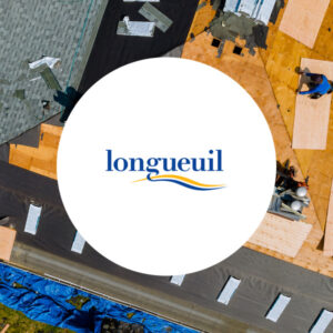 Logo Longueuil sur un toit en rénovation.