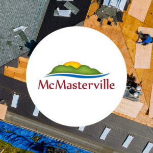 Logo de McMasterville sur toit en construction