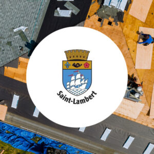 Blason de Saint-Lambert sur fond de toiture.